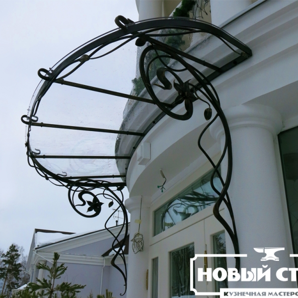 Кованый козырек над входом