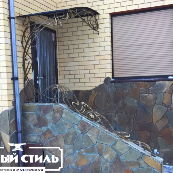 Козырек над дверью