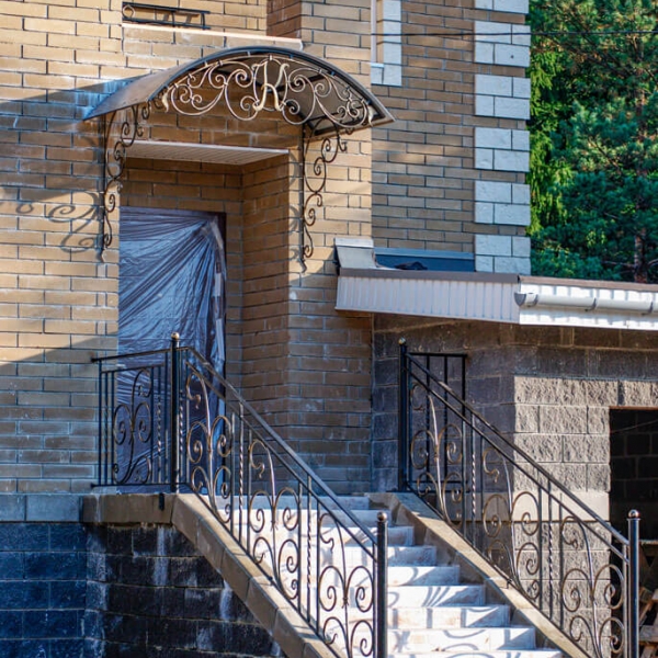 Кованый козырек над крыльцом с перилами