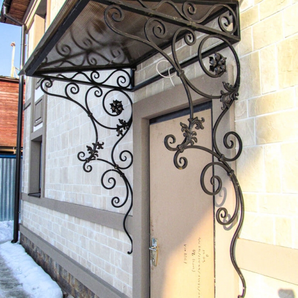 Козырек над дверью с поликарбонатом